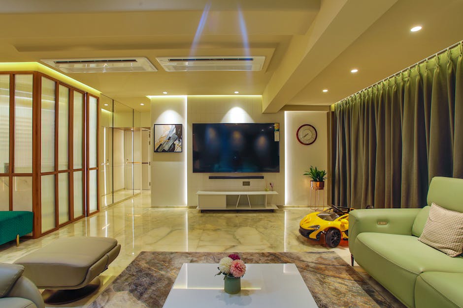 Moderne woonkamer met stijlvolle slimme gordijnen.