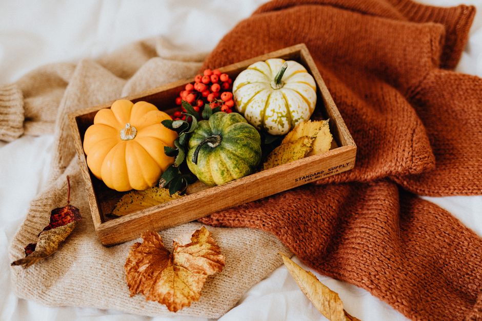 Herfstdetox: opgeruimde woonkamer met warme dekens. Herfstdetox: opgeruimde woonkamer met warme dekens.