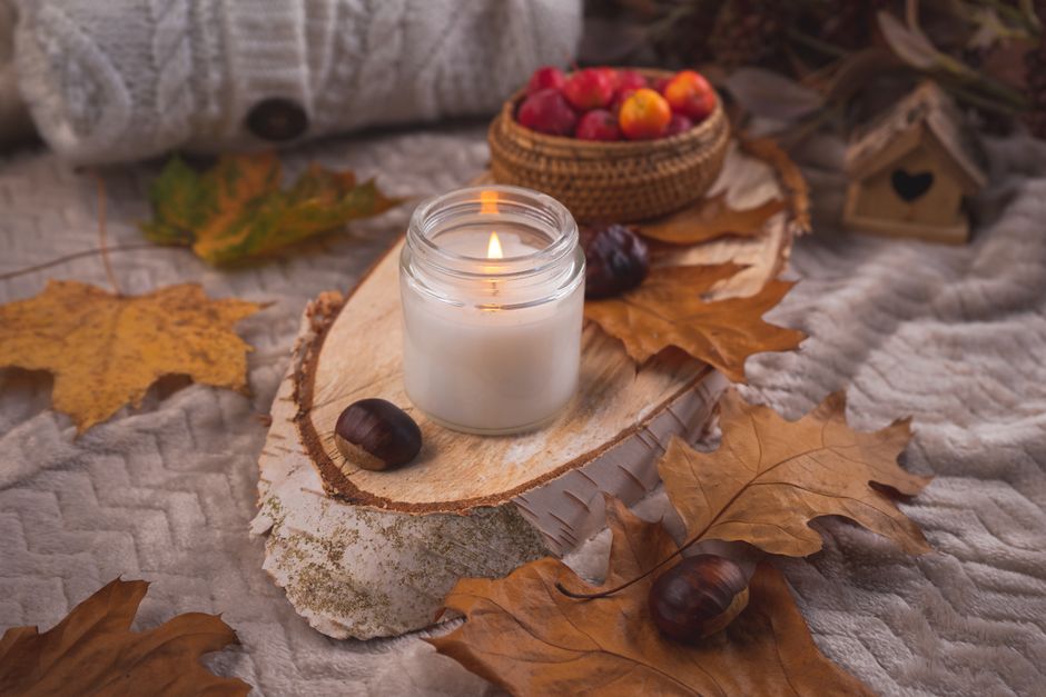 Kleurrijke herfstkransen versieren tuinhek.