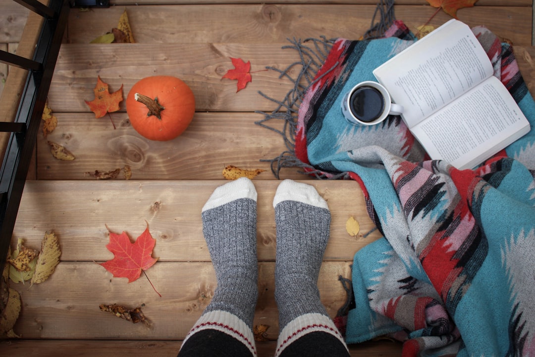 Studio met knusse herfstsfeer en studiedesk. Studio met knusse herfstsfeer en studiedesk.
