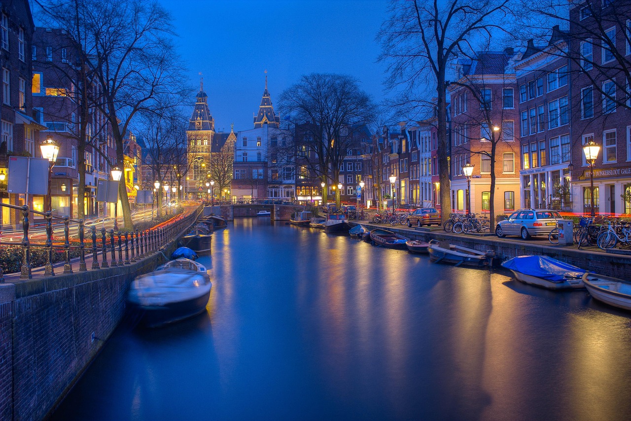 Klassieke Amsterdamse huizen omringd door herfstbladeren. Klassieke Amsterdamse huizen omringd door herfstbladeren.