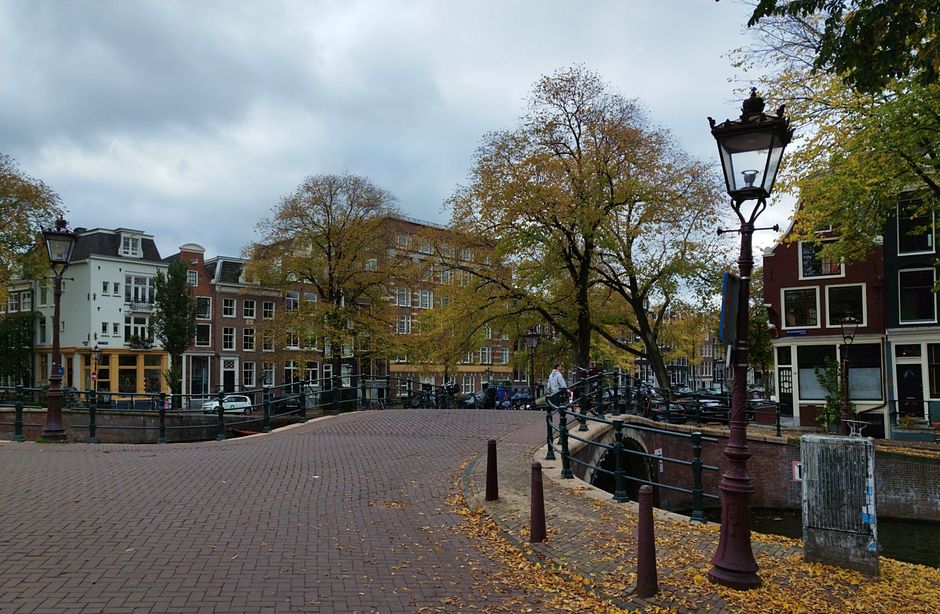 Fietsen langs herfstig Vondelpark in de stad. Fietsen langs herfstig Vondelpark in de stad.