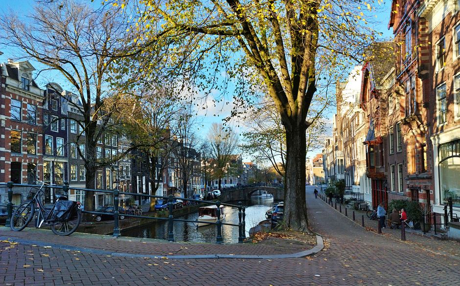 Herfstkleuren in Amsterdamse grachten bij zonsondergang. Herfstkleuren in Amsterdamse grachten bij zonsondergang.