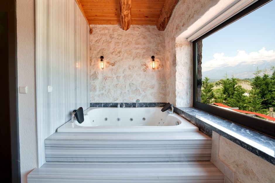 Gedroogde lavendelzakjes in luxe badkamer. Gedroogde lavendelzakjes in luxe badkamer.