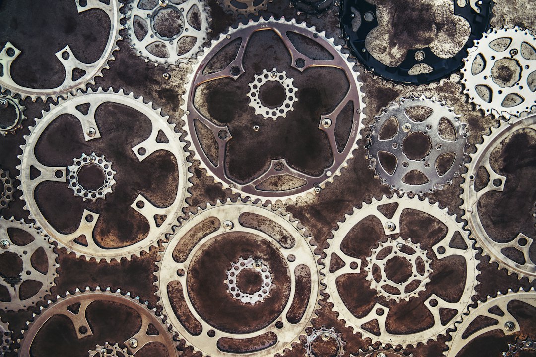 Metalen poster met herfstbladeren op muur. Metalen poster met herfstbladeren op muur.