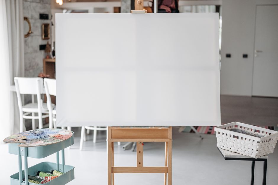 Strakke canvasdecoratie in moderne woonstudio. Strakke canvasdecoratie in moderne woonstudio.