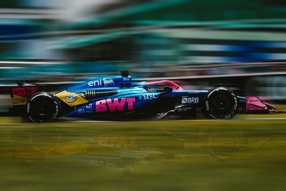 Neonlicht accentueert F1-poster in mancave.