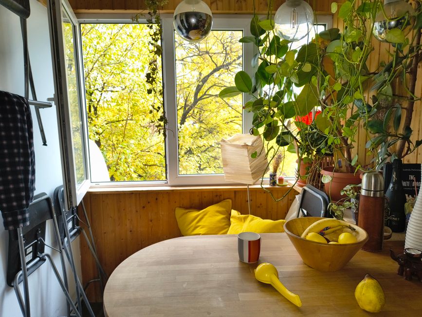 Gekleurde maximalistische inrichting in kleine woonkamer. Gekleurde maximalistische inrichting in kleine woonkamer.