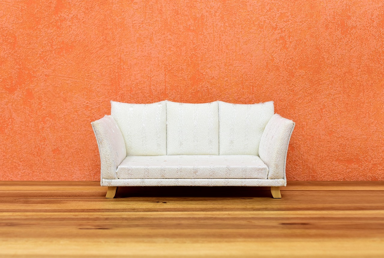 Houten kast met terracotta woonaccessoires.