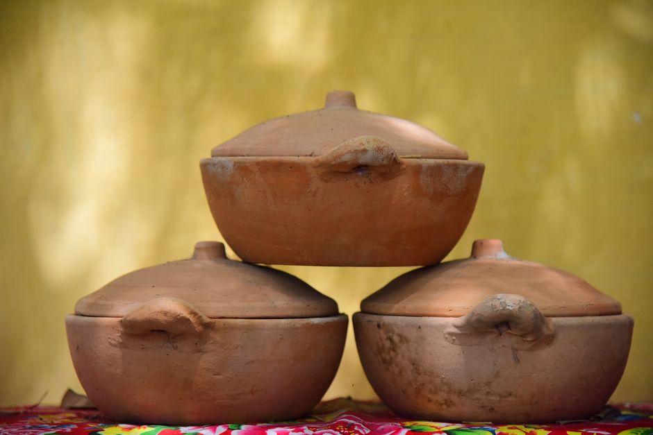 Gezellige herfsttafel met terracotta decoraties.